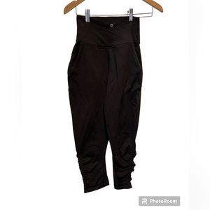 Lululemon cropped Scrunched Sides Size 4